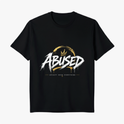 Camiseta com estampa frontal de palavra estilizada "ABUSED" com coroa acima, envolta por meia circunferência pincelada e texto pequeno "LOYALTY OVER EVERYTHING" abaixo.