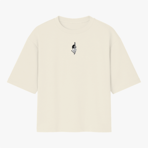 Camiseta com estampa frontal de símbolo abstrato e estampa traseira de personagem de mangá, contendo painéis em quadrinhos e texto destacado.