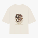 Camiseta com estampa frontal de dragão e fênix junto a texto estratégico, e estampa traseira de dragão detalhado sobre nuvens com textos complementares.