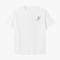 Camiseta com estampa frontal de pequeno logotipo discreto e estampa traseira de fotografia em preto e branco de carro de corrida com texto sobreposto.