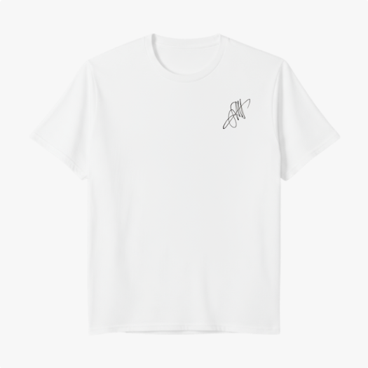 Camiseta com estampa frontal de pequeno logotipo discreto e estampa traseira de fotografia em preto e branco de carro de corrida com texto sobreposto.