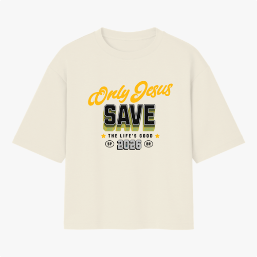 Camiseta com estampa frontal de "Only Jesus Save" acompanhada de "The Life's Good 2026" entre estrelas e símbolos, e estampa traseira de "God is Good".