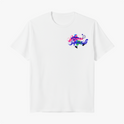 Camiseta com estampa frontal de lettering colorido e elementos circulares, e estampa traseira de personagem em ação jogando squash com raquete e bola.