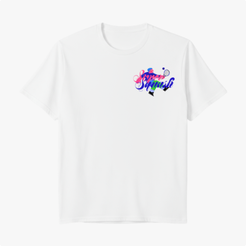 Camiseta com estampa frontal de lettering colorido e elementos circulares, e estampa traseira de personagem em ação jogando squash com raquete e bola.