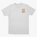 Camiseta com estampa frontal de símbolo de basquete com palavras associadas e estampa traseira de texto com destaque para "Liso & Enterra Fácil".