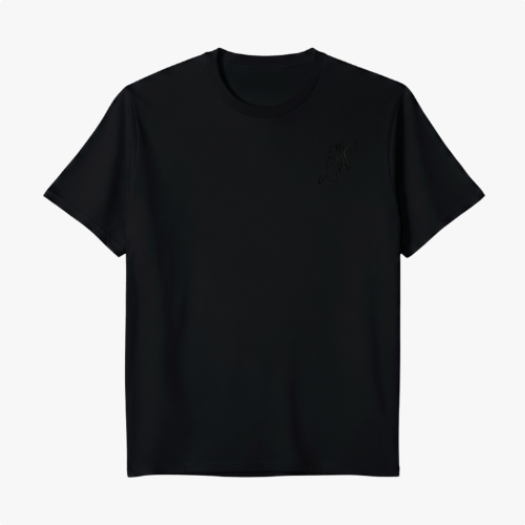 Camiseta com estampa frontal de pequeno logotipo discreto e estampa traseira de fotografia em preto e branco de carro de corrida com texto sobreposto.
