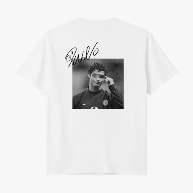 Camiseta com estampa frontal de uma fotografia nostálgica em preto e branco de jogador de futebol com assinatura estilizada sobreposta na parte superior.