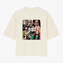 Camiseta com estampa frontal de várias fotos de uma artista em diferentes poses e expressões, com um nome destacado no centro e um pequeno símbolo temático.