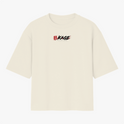 Camiseta com estampa frontal de inscrição estilizada ao lado de um símbolo e estampa traseira de ilustração complexa, com personagem envolto em efeitos dinâmicos.
