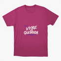 Camiseta com estampa frontal de letras estilizadas "Vybe de Quebrada" acompanhadas de uma coroa sobre o "V" e um traço com efeito de spray na parte inferior.