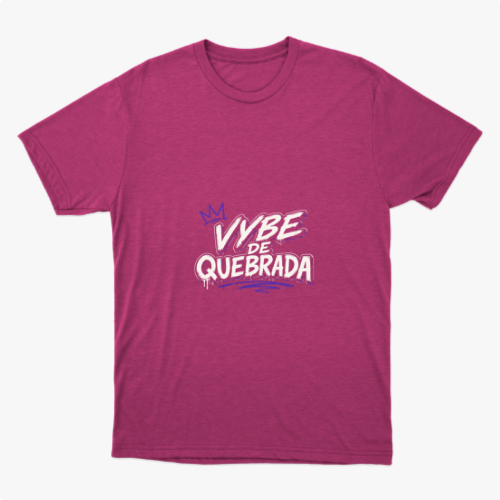 Camiseta com estampa frontal de letras estilizadas "Vybe de Quebrada" acompanhadas de uma coroa sobre o "V" e um traço com efeito de spray na parte inferior.