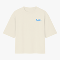 Camiseta com estampa frontal de texto estilizado pequeno à direita e estampa traseira de texto grande centralizado com letras decorativas.