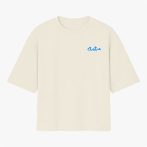 Camiseta com estampa frontal de texto estilizado pequeno à direita e estampa traseira de texto grande centralizado com letras decorativas.