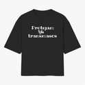 Camiseta com estampa frontal de texto "Protejam os transmascs" com símbolo central estilizado, e estampa traseira de emblema com texto circular "Transvectio".