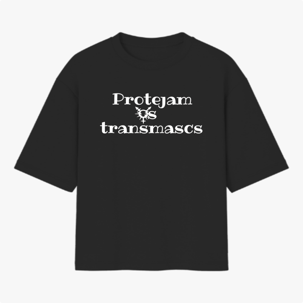 Camiseta com estampa frontal de texto "Protejam os transmascs" com símbolo central estilizado, e estampa traseira de emblema com texto circular "Transvectio".