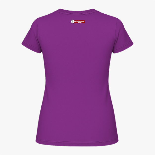 Camiseta com estampa frontal de gato com chapéu de mago, lendo um livro cercado por cristais e névoa; estampa traseira com pequeno logotipo textual.