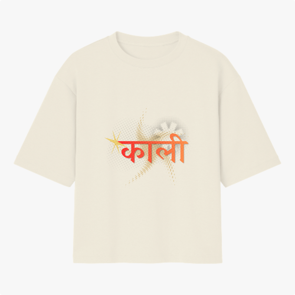 Camiseta com estampa frontal de texto em outra língua sobre um padrão geométrico com estrela amarela e estampa traseira de uma figura detalhada com adornos.