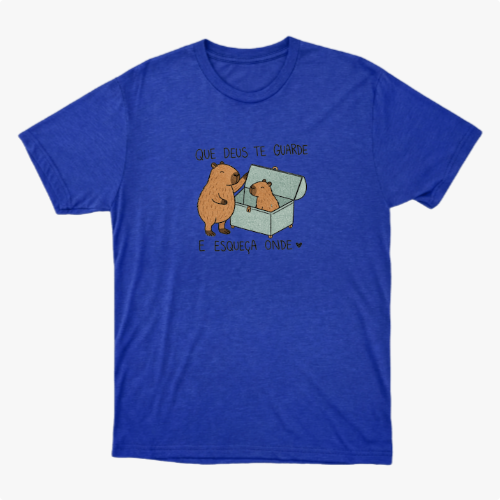 Camiseta com estampa frontal de dois capivaras, uma do lado de fora e outra dentro de uma caixa, acompanhadas da frase "QUE DEUS TE GUARDE E ESQUEÇA ONDE".