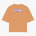Camiseta com estampa frontal de lettering estilizado em graffiti, com contorno robusto e detalhes dinâmicos que evocam um design urbano e moderno.