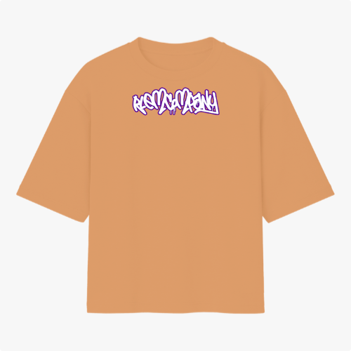Camiseta com estampa frontal de lettering estilizado em graffiti, com contorno robusto e detalhes dinâmicos que evocam um design urbano e moderno.
