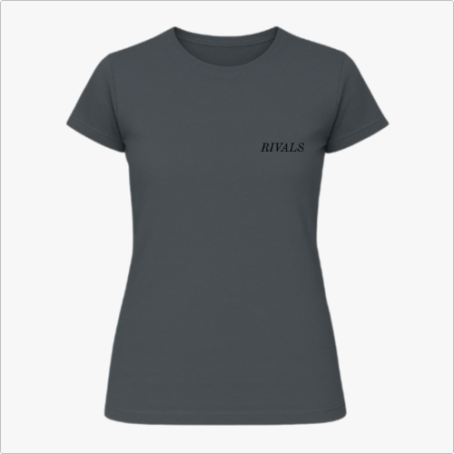 Camiseta com estampa frontal de texto minimalista "RIVALS" no lado esquerdo do peito e estampa traseira de carros de corrida com sobreposição de textos.