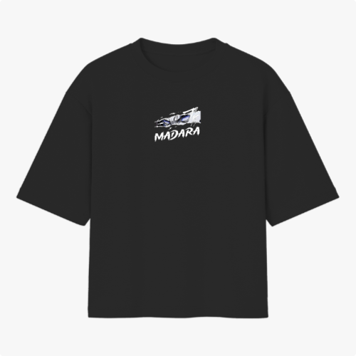Camiseta com estampa frontal de carro estilizado e texto "MADARA" e estampa traseira de personagem de armadura vermelha com texto em caracteres japoneses.