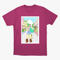 Camiseta com estampa frontal de desenho de uma jovem em cenário urbano, usando botas e gorro, carregando sacola, com prédios e céu ao fundo.