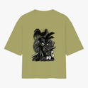 Camiseta com estampa frontal de símbolo circular estilizado e estampa traseira de desenho detalhado de personagem com adereços e expressão séria.