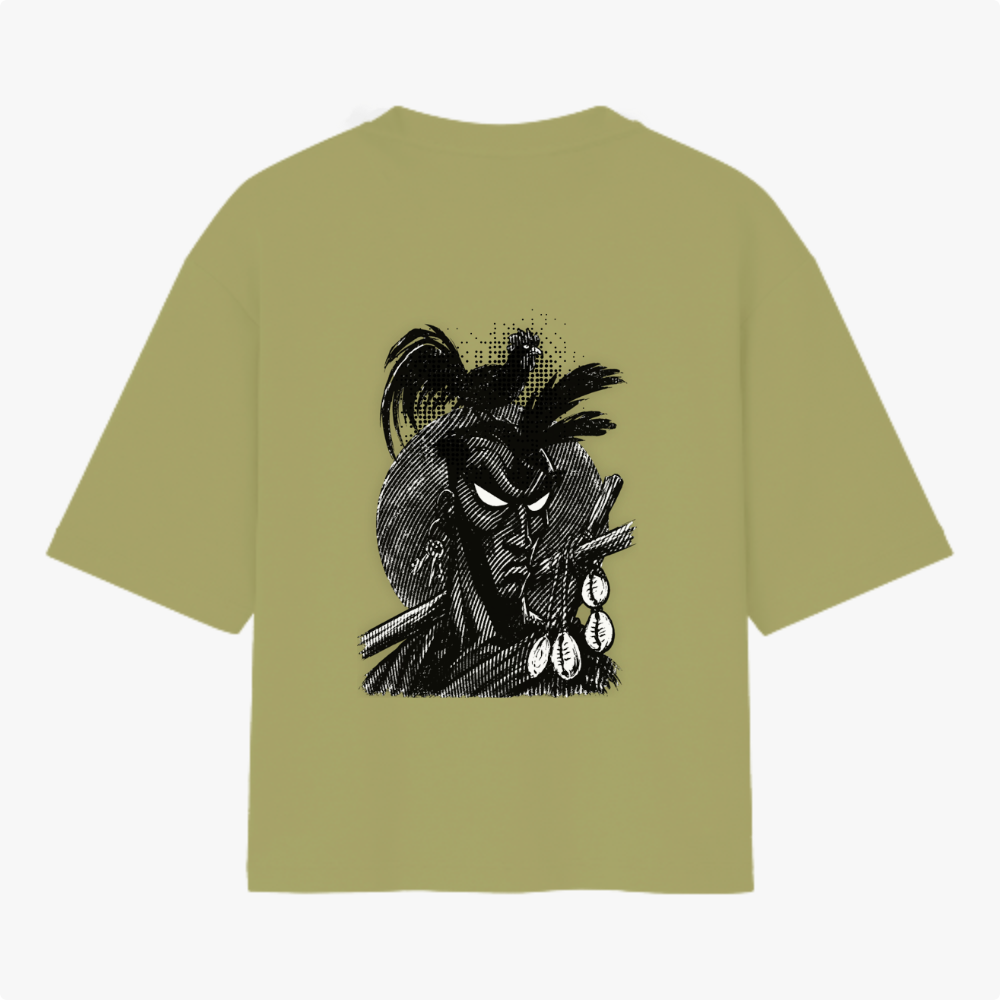 Camiseta com estampa frontal de símbolo circular estilizado e estampa traseira de desenho detalhado de personagem com adereços e expressão séria.
