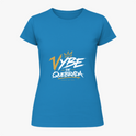 Camiseta com estampa frontal de texto estilizado "Vybe de Quebrada" acompanhado de coroa e linha embaixo, em um design dinâmico e urbano.