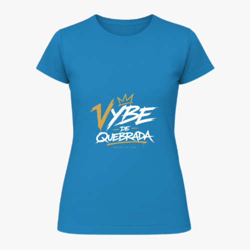 Camiseta com estampa frontal de texto estilizado "Vybe de Quebrada" acompanhado de coroa e linha embaixo, em um design dinâmico e urbano.