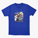 Camiseta com estampa frontal de dois personagens estilo anime, um rapaz e uma moça, acompanhados de instrumentos musicais e elementos urbanos ao fundo.