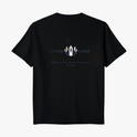 Camiseta com estampa frontal de figura estilizada minimalista e estampa traseira de escudo detalhado com texto artístico ao redor e pequenas estrelas decorativas.