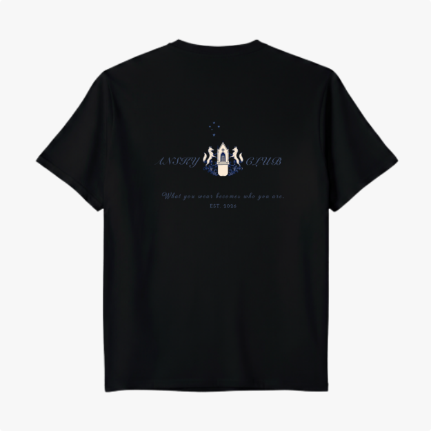 Camiseta com estampa frontal de figura estilizada minimalista e estampa traseira de escudo detalhado com texto artístico ao redor e pequenas estrelas decorativas.