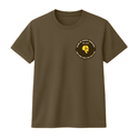 Camiseta com estampa frontal de um emblema circular com crânio e fones, acompanhado de texto "CLUB OF ROCK PODCAST" e "EST. 2K24". Mesma estampa traseira.