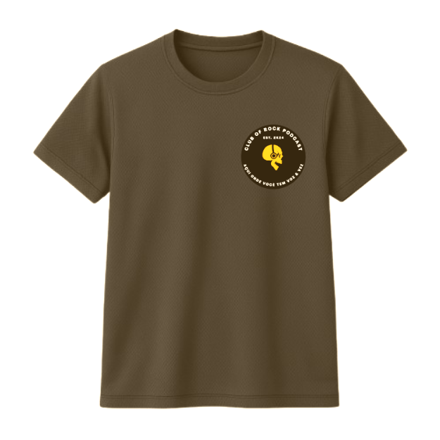 Camiseta com estampa frontal de um emblema circular com crânio e fones, acompanhado de texto "CLUB OF ROCK PODCAST" e "EST. 2K24". Mesma estampa traseira.