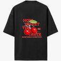Camiseta com estampa traseira de cerejas reluzentes, folhas verdejantes e destaque para os dizeres "HOW SWEET THE TASTE" e "SWEETNESS IN EVERY BITE".