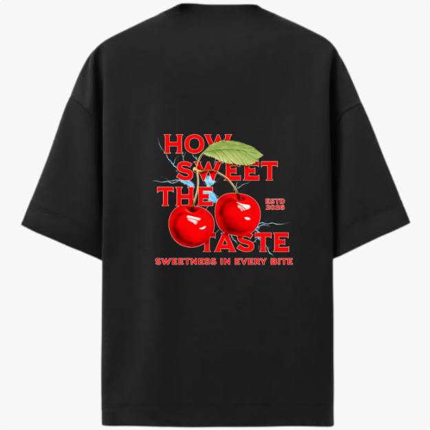 Camiseta com estampa traseira de cerejas reluzentes, folhas verdejantes e destaque para os dizeres "HOW SWEET THE TASTE" e "SWEETNESS IN EVERY BITE".