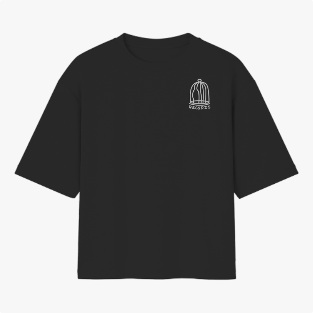 Camiseta com estampa frontal de uma gaiola estilizada acompanhada pela palavra "RECORDS" em fonte simples abaixo, localizada no lado esquerdo superior.