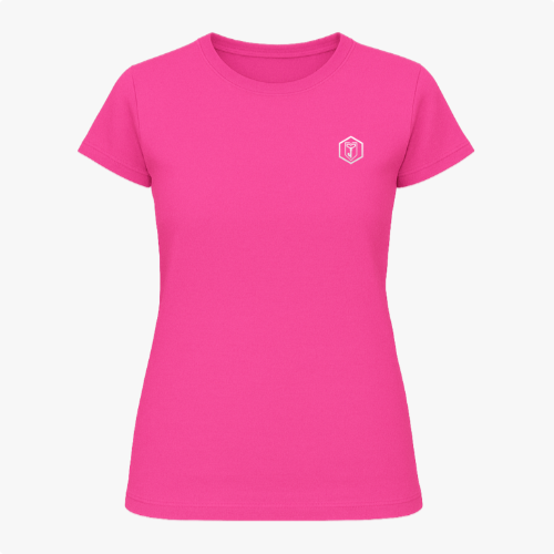[Camiseta] com estampa frontal de símbolo geométrico com letra estilizada e estampa traseira de rosto icônico pixelado, acompanhado de texto discreto.