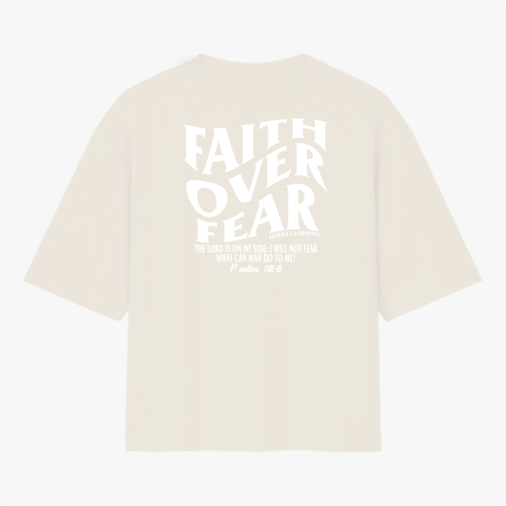 Camiseta com estampa frontal de "Faith Over Fear" com detalhes em texto pequeno e estampa traseira de "Faith Over Fear" acompanhada de citação extensa.