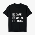 Camiseta com estampa frontal de três listas de verificação, contendo os itens "CAFÉ", "EDITAL" marcados e "POSSE" sem marcação.