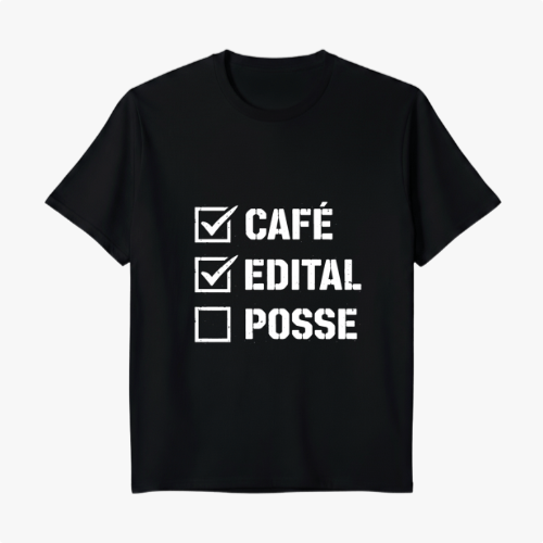 Camiseta com estampa frontal de três listas de verificação, contendo os itens "CAFÉ", "EDITAL" marcados e "POSSE" sem marcação.