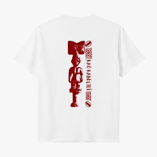 Camiseta com estampa frontal de logotipo circular pequeno e estampa traseira de arte vertical com padrões geométricos e letras estilizadas.
