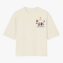Camiseta com estampa frontal de símbolo e escrita "A LENDA DO SOL E DA LUA" ao lado de ilustrações de sol, lua e montanhas e estampa traseira de figura feminina com dragão, lua decorada e escritos.