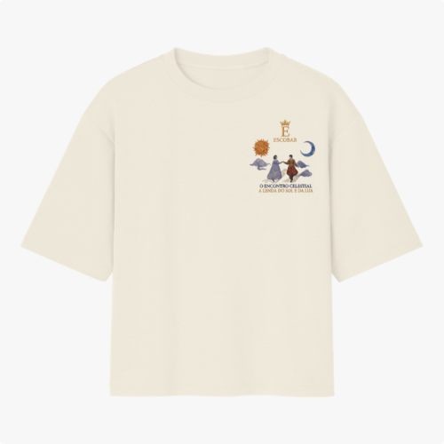 Camiseta com estampa frontal de símbolo e escrita "A LENDA DO SOL E DA LUA" ao lado de ilustrações de sol, lua e montanhas e estampa traseira de figura feminina com dragão, lua decorada e escritos.