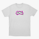 Camiseta com estampa frontal de letras estilizadas em negrito com contorno delineado, acompanhadas de um detalhe gráfico ao lado inferior direito.