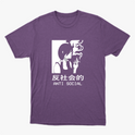 Camiseta com estampa frontal de ilustração em estilo minimalista de pessoa fumando com fumaça estilizada, acompanhada dos textos "Anti Social" em caracteres ocidentais e orientais.