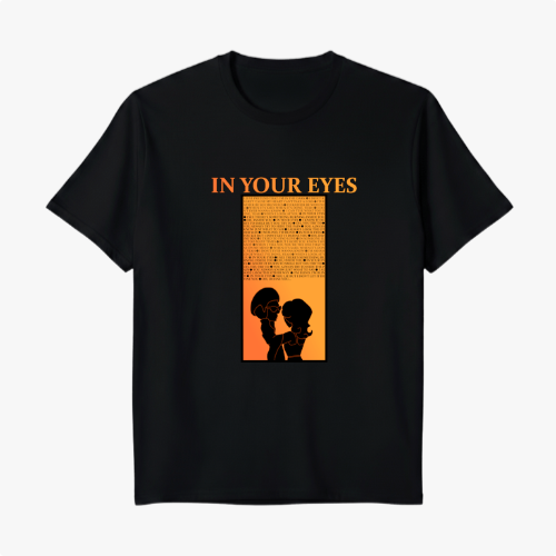 Camiseta com estampa frontal de duas silhuetas perfiladas em preto contrastando sobre fundo alaranjado, sob texto "IN YOUR EYES" em letras grandes.