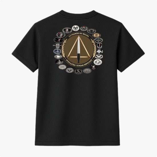 Camiseta com estampa frontal de uma inscrição "COTE" e um emblema com uma lança dourada, e estampa traseira de um círculo com diversos símbolos e inscrições.